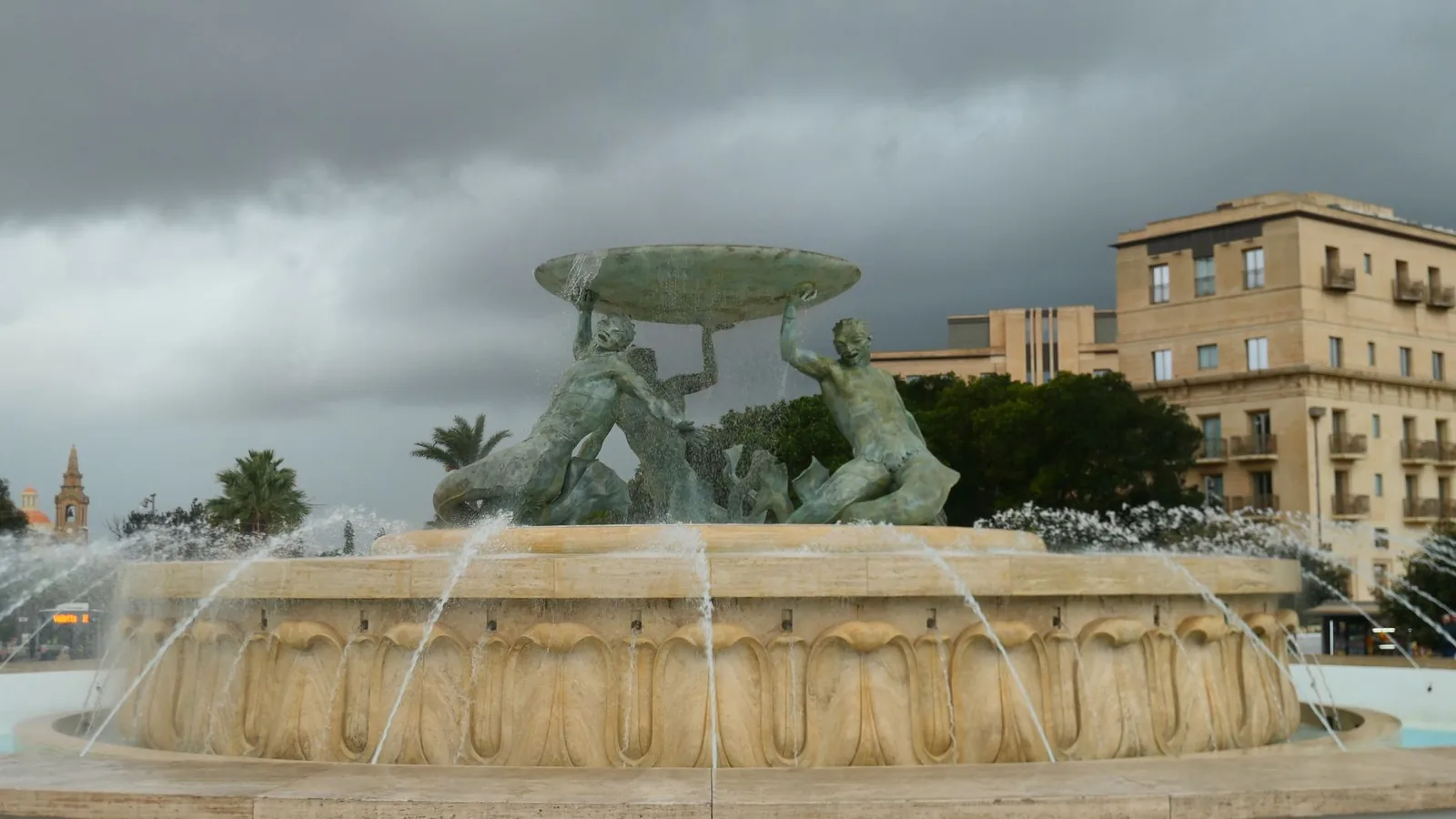 La fontaine du Triton à La Valette, devant le terminus central des bus Tallinja de Malte
