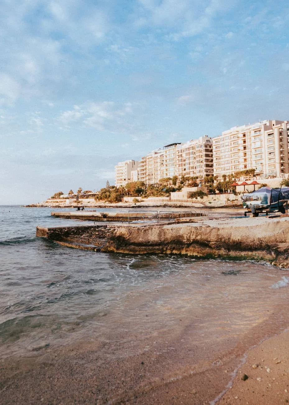 Front de mer maltais bordé d'immeubles et d'hôtels face à la Méditerranée