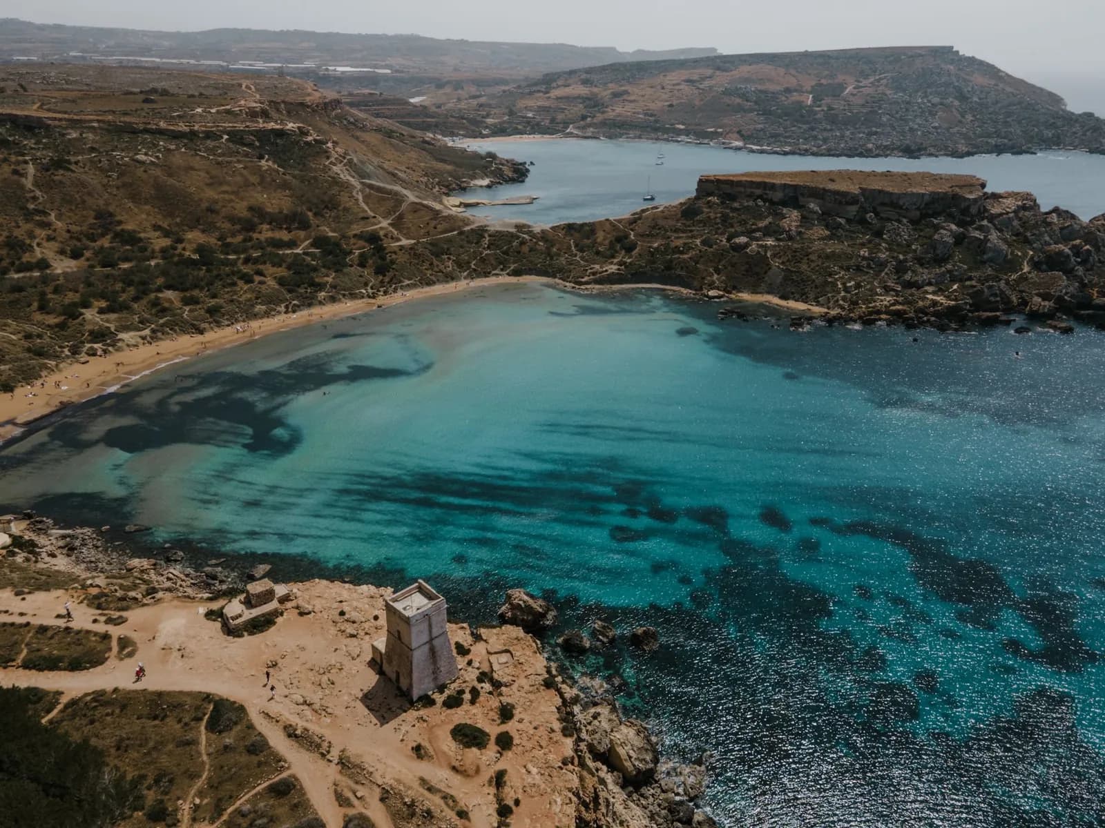 Għajn Tuffieħa Bay, plage de sable préservée de la côte nord-ouest de Malte vue d'en haut
