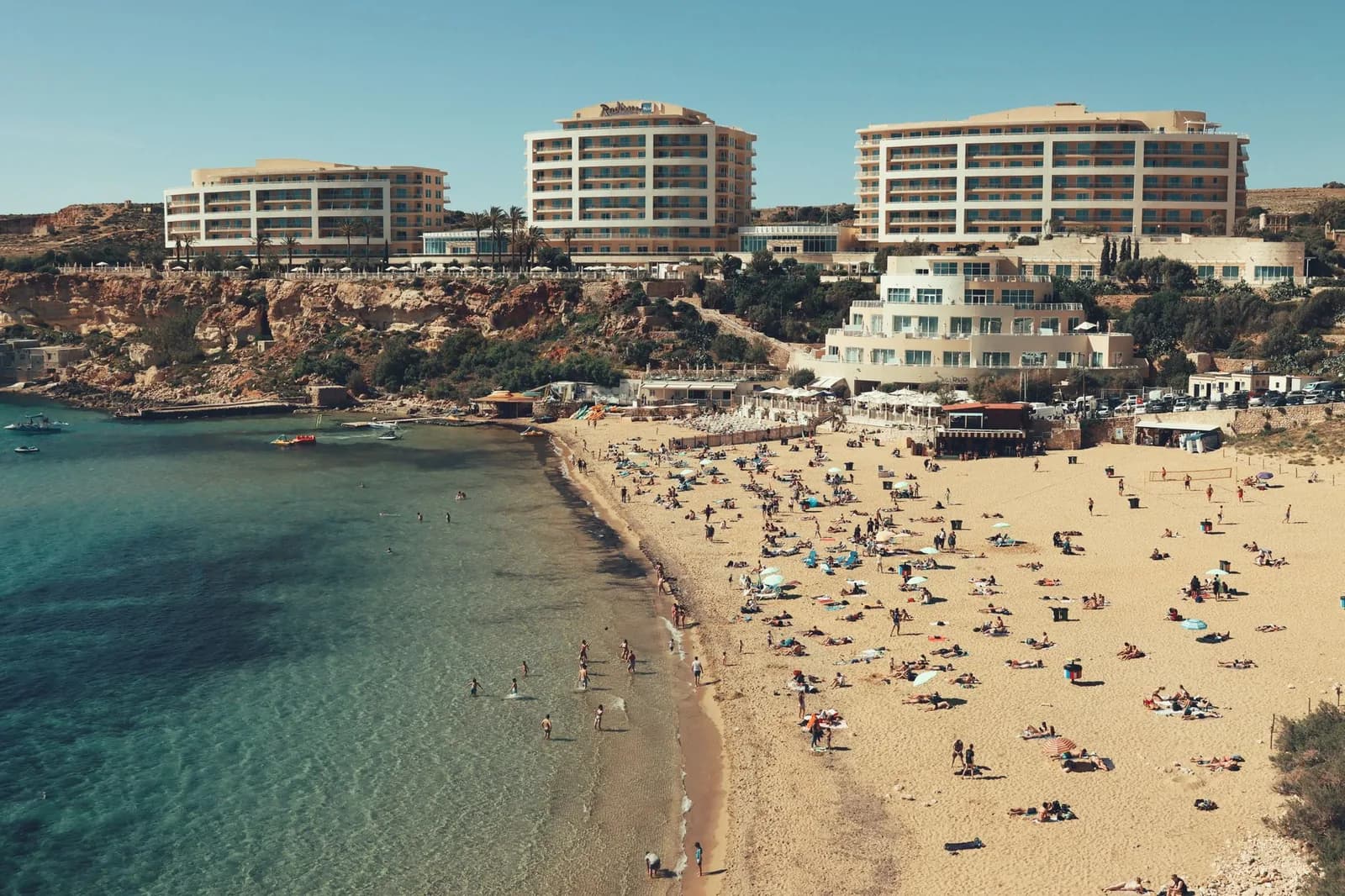 Complexes hôteliers surplombant Golden Bay, sur la côte nord de Malte, secteur du all inclusive