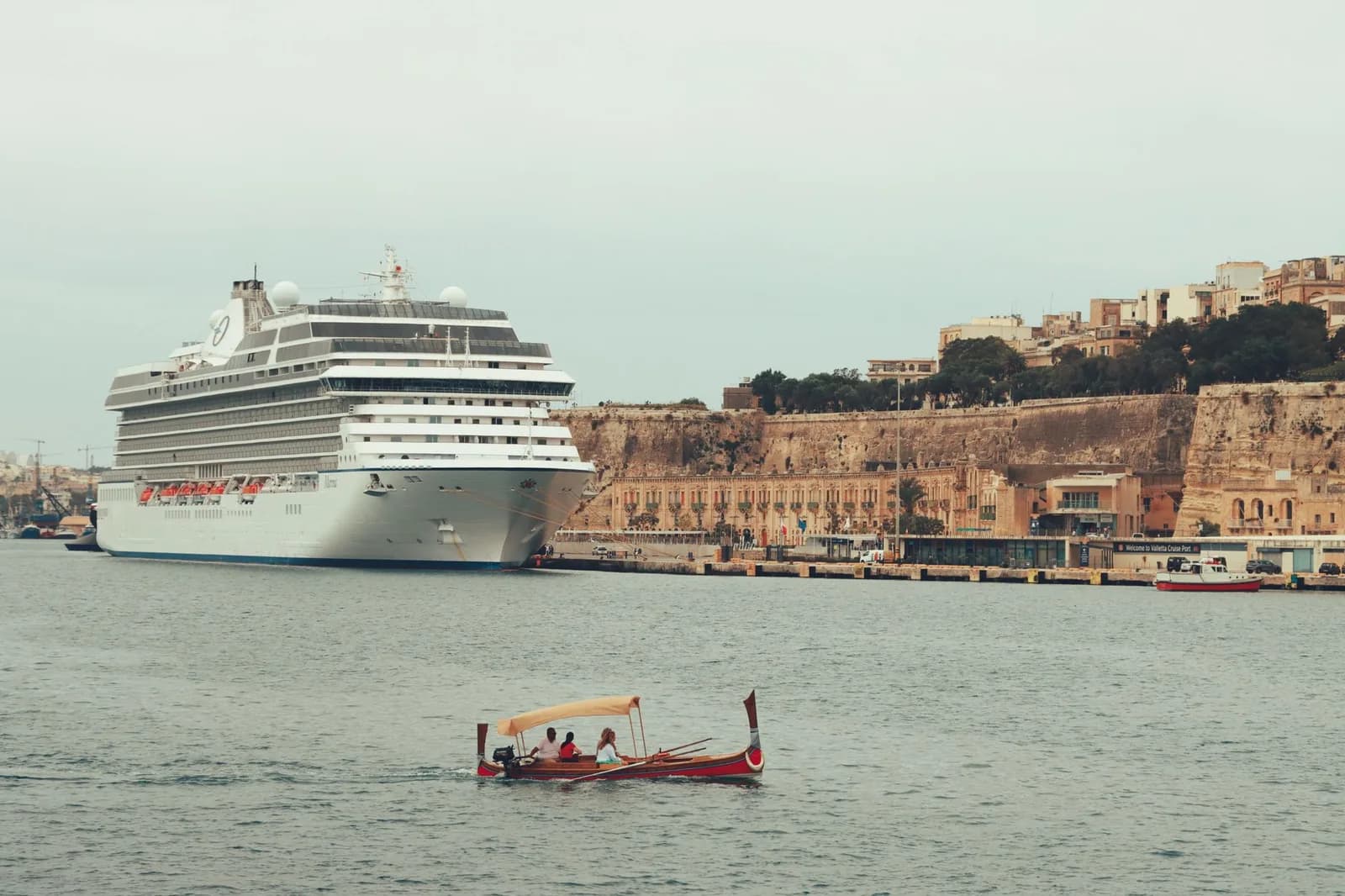Le Grand Port de La Valette à Malte et son terminal maritime, point de départ du ferry vers Pozzallo en Sicile