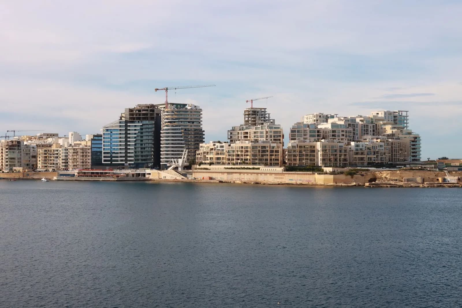 Immeubles résidentiels et front de mer de Sliema à Malte, la zone où le prix au mètre carré est le plus élevé de l'île