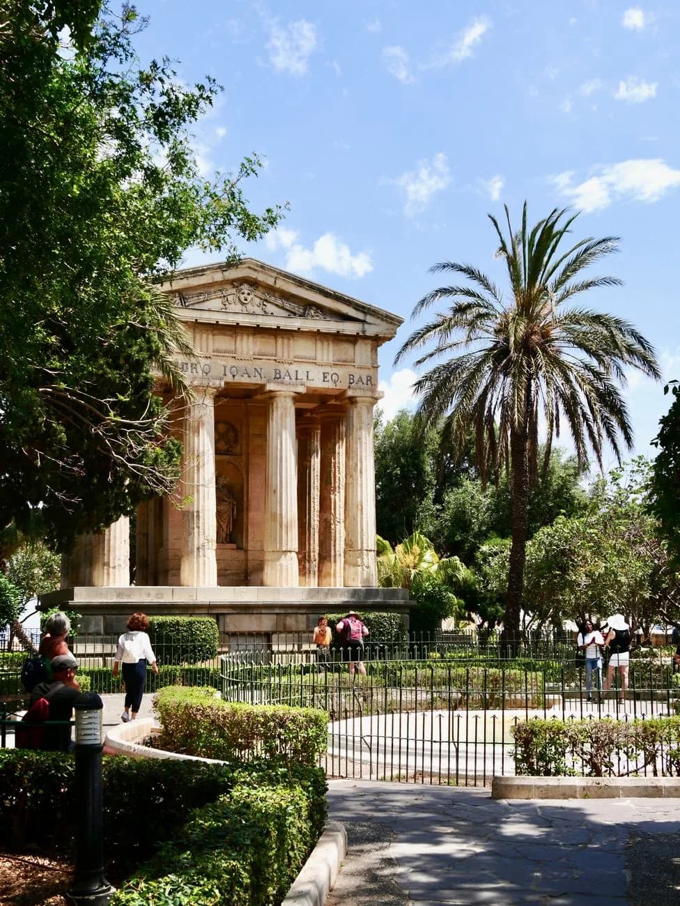 Monument et fontaine des Lower Barrakka Gardens à La Valette, entourés de verdure et de palmiers