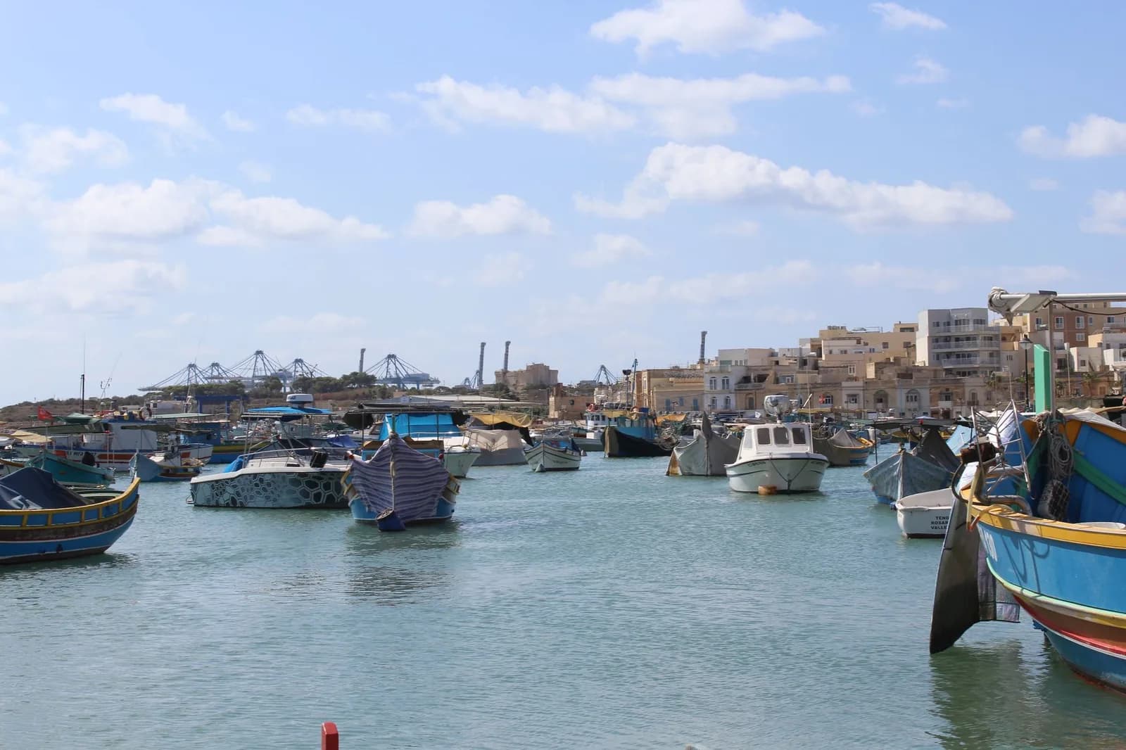 Le port de Marsaxlokk à Malte, ses barques de pêche colorées et le front de mer du village bordé de restaurants