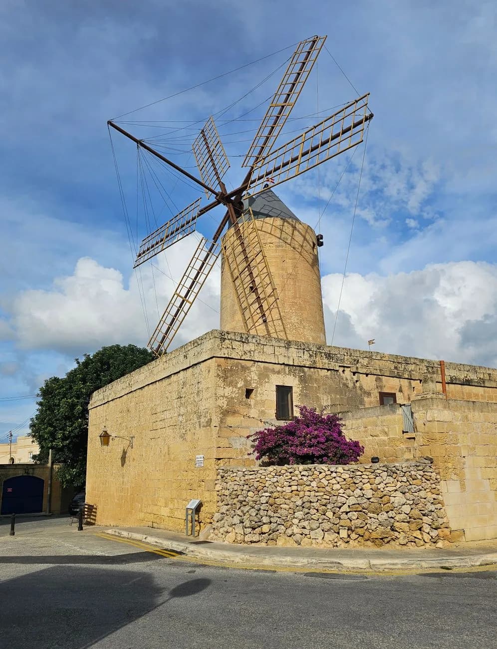 Le moulin à vent Ta' Kola dans le village de Xaghra à Gozo, avec ses ailes de bois et ses murs de pierre dorée