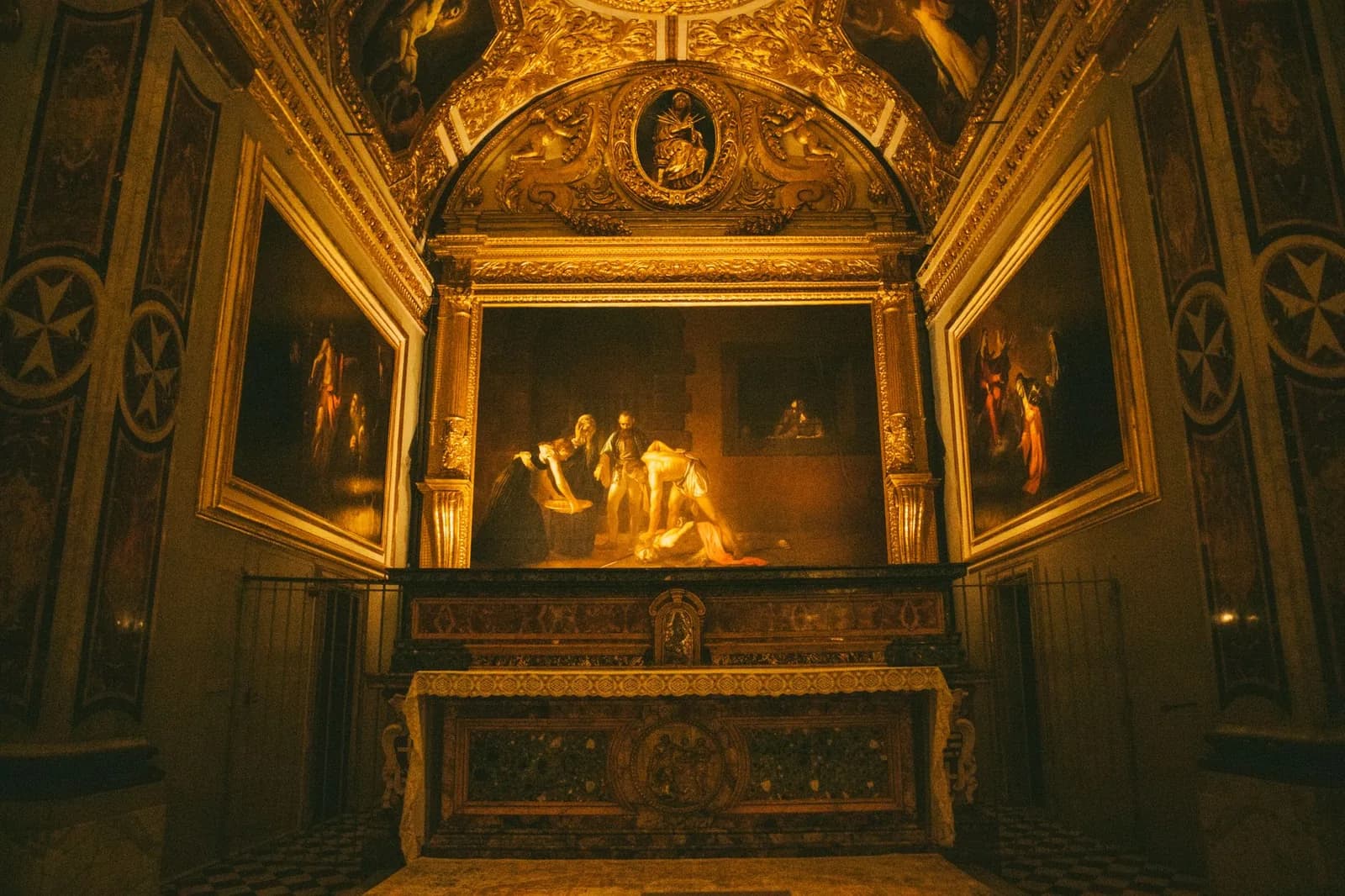 Oratoire de la co-cathédrale Saint-Jean à La Valette, avec la Décollation de saint Jean-Baptiste du Caravage au-dessus de l'autel