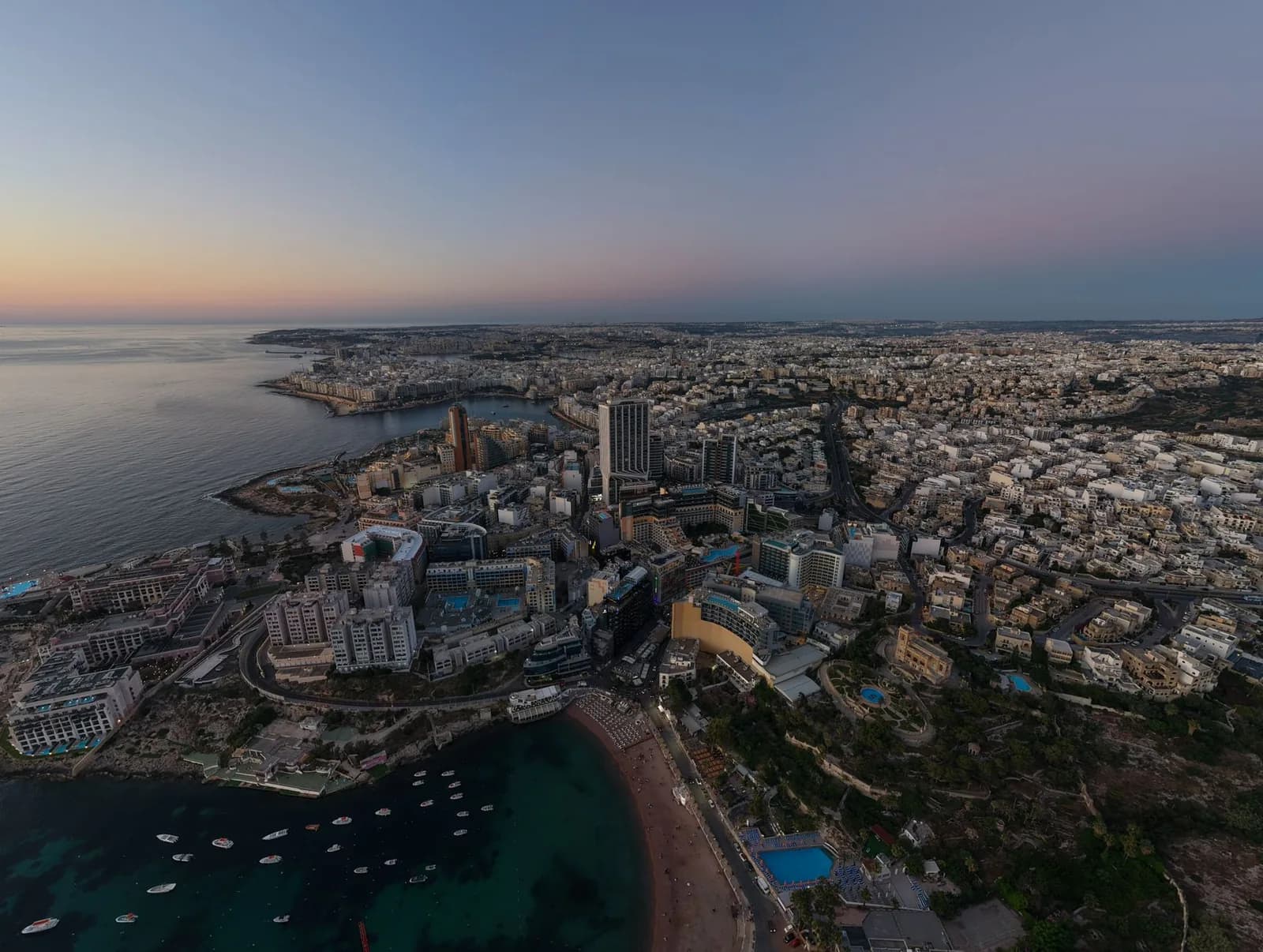 Vue aérienne de St Julian's et Paceville à Malte au crépuscule, tours d'hôtels et baie de St George's Bay