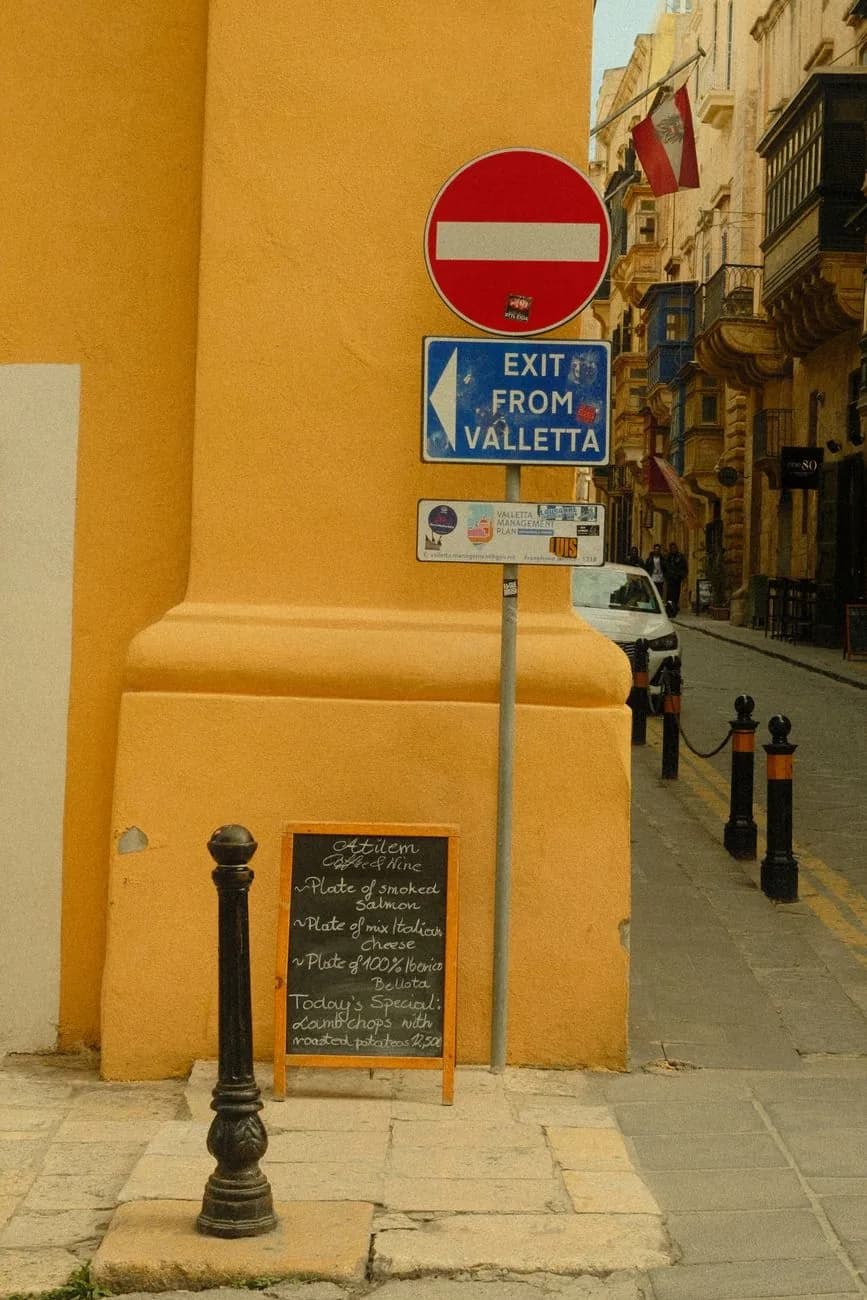 Panneau routier en anglais « Exit from Valletta » dans une rue de La Valette, à Malte