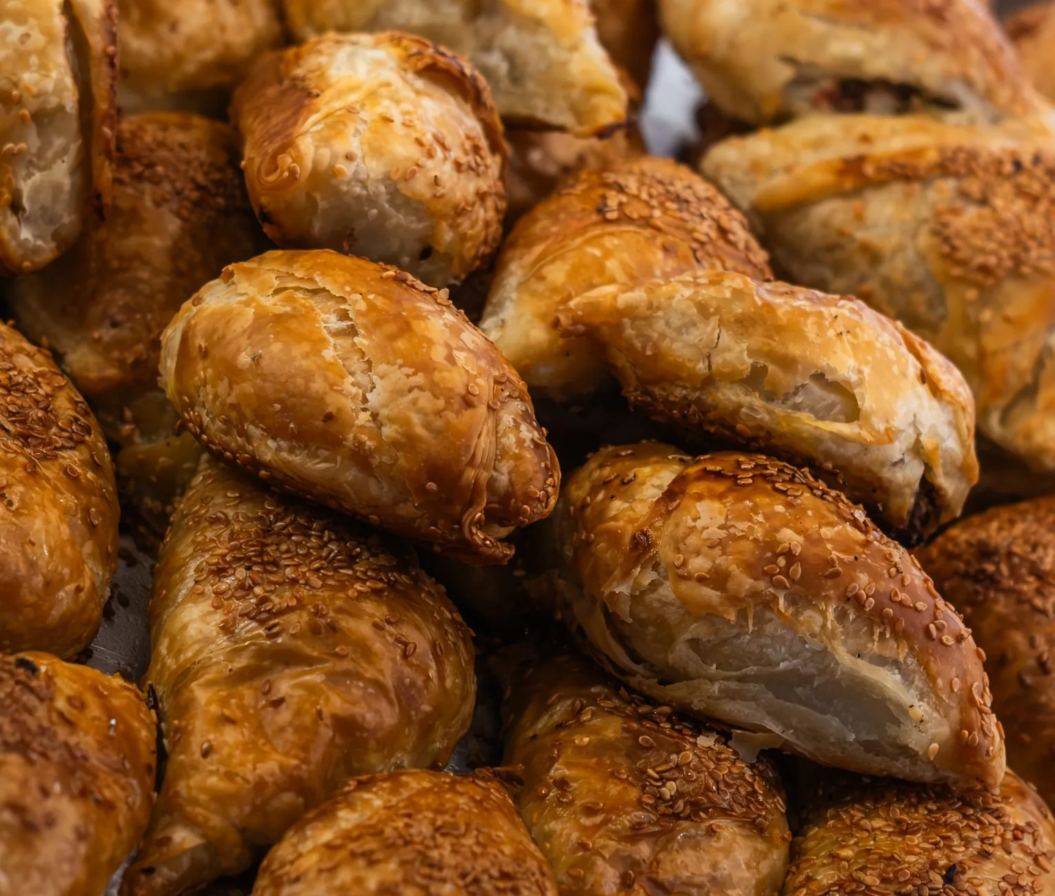 Des feuilletés dorés sortis du four, semblables aux pastizzi vendus dans les pastizzerie de Malte