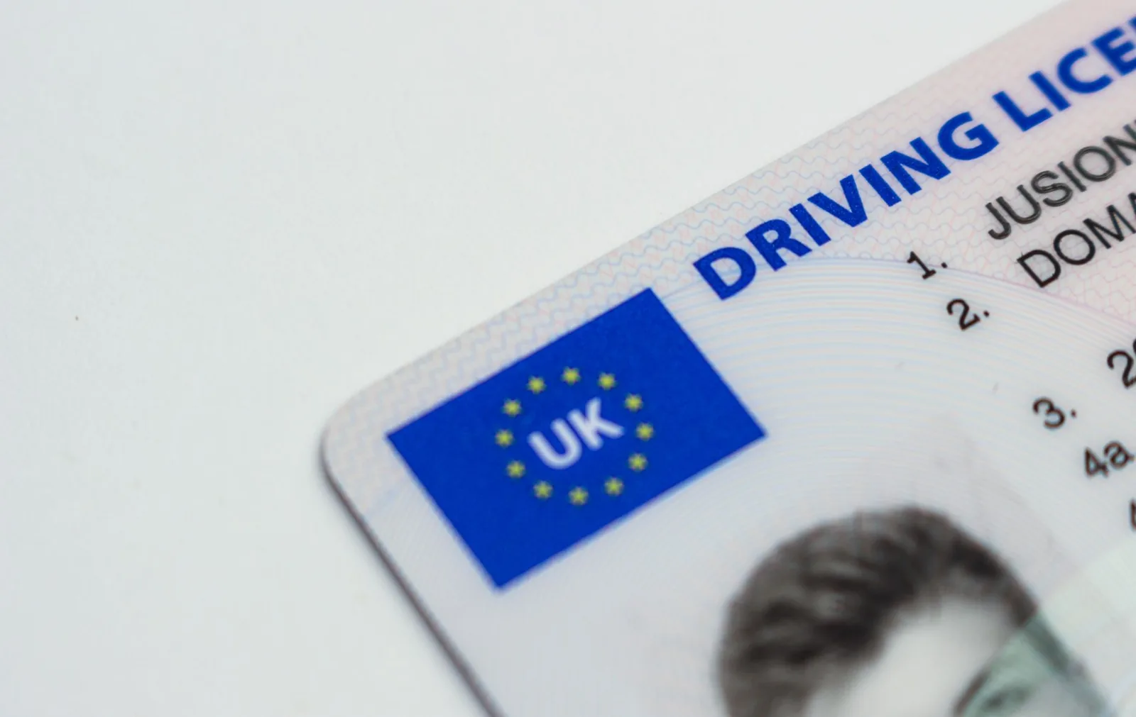 Gros plan d'un permis de conduire européen au format carte plastifiée