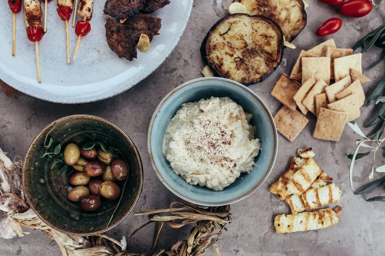 Un plateau de spécialités maltaises : purée de fèves bigilla, galletti, olives, fromage grillé et légumes de Méditerranée