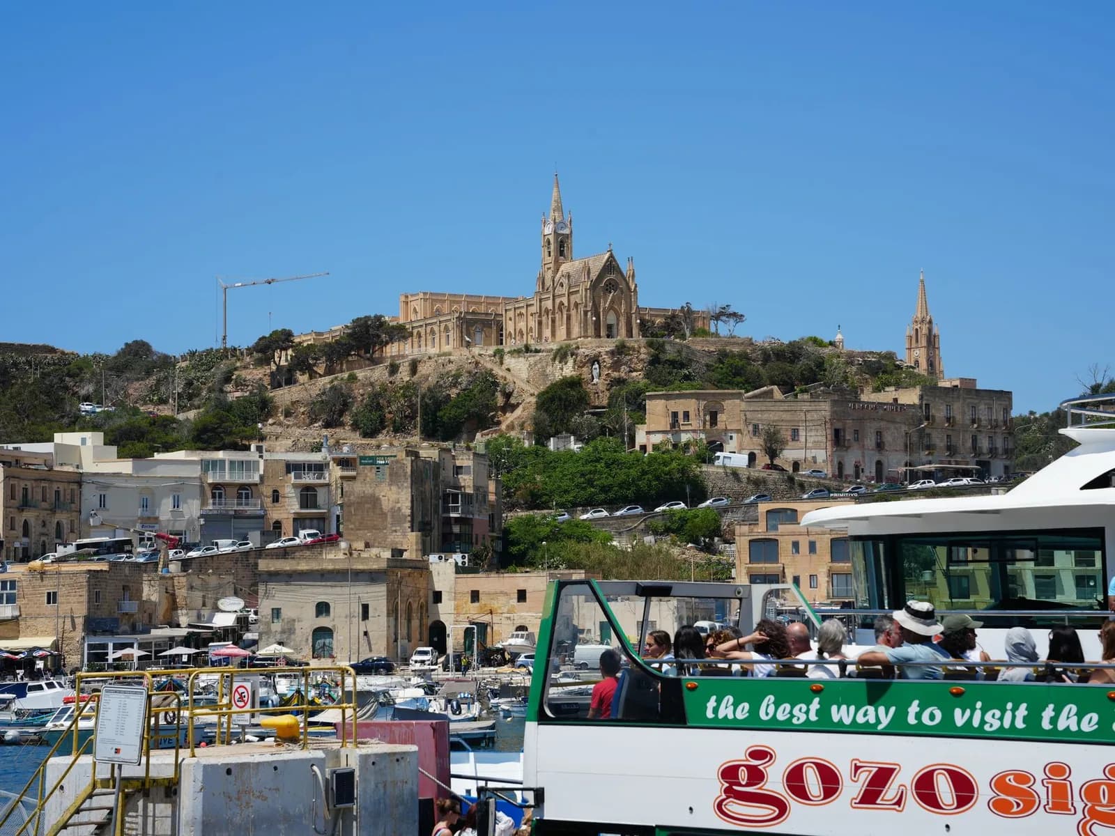 Le port de Mġarr à Gozo, terminal du ferry venant de Malte, dominé par l'église Notre-Dame-de-Lourdes