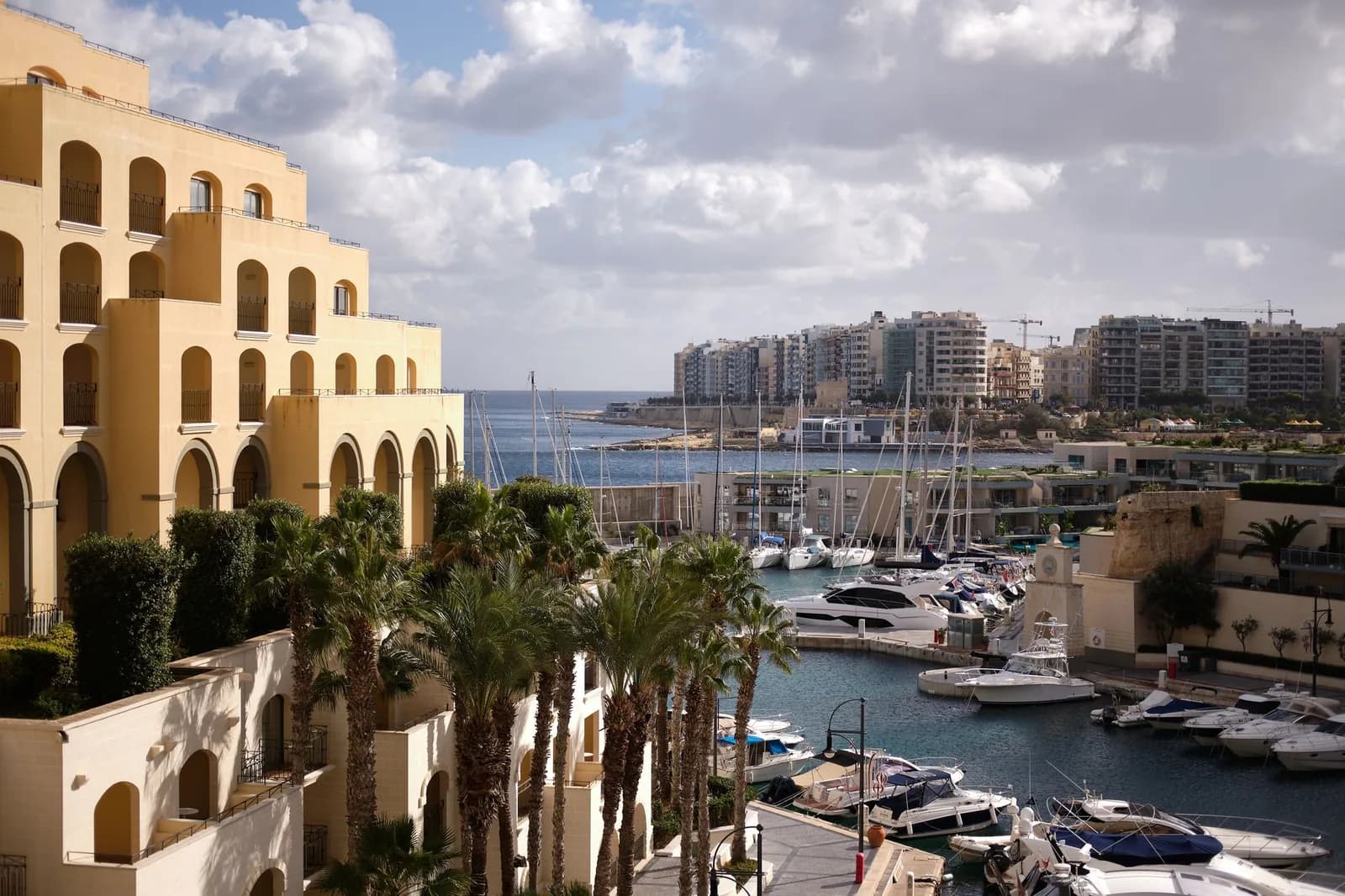 La marina et les résidences de Portomaso à St Julian's, l'une des Special Designated Areas de Malte où les étrangers achètent et louent librement