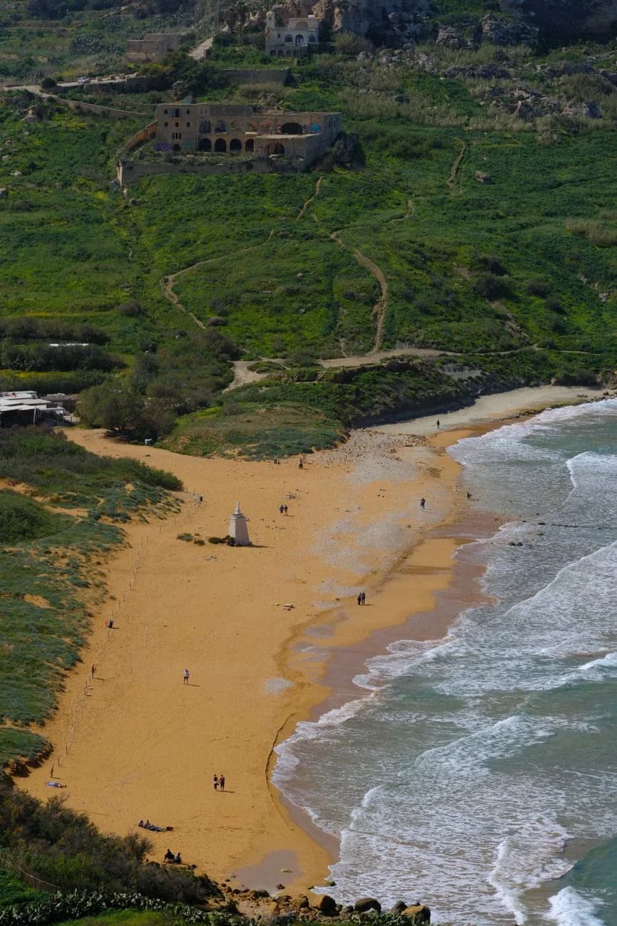 Ramla Bay à Gozo, la grande plage de sable rouge orangé bordée de collines vertes