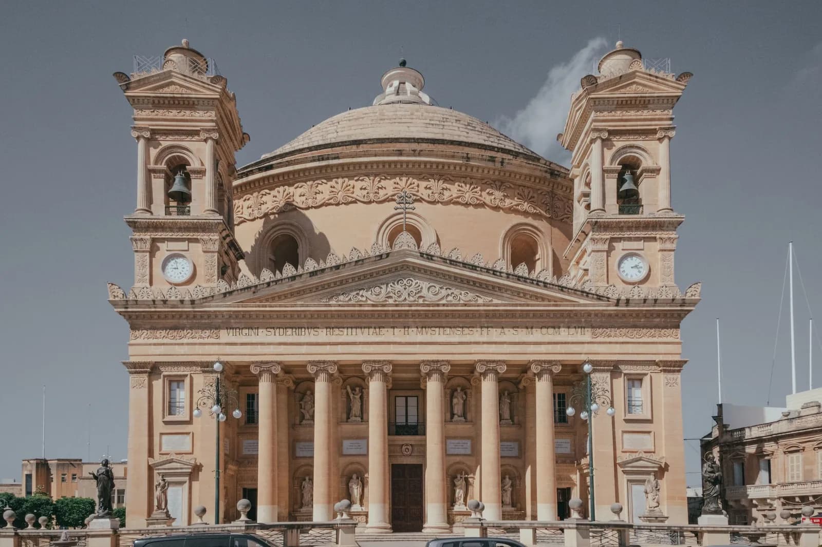 Façade à colonnes de la rotonde de Mosta, avec ses deux clochers et son grand dôme