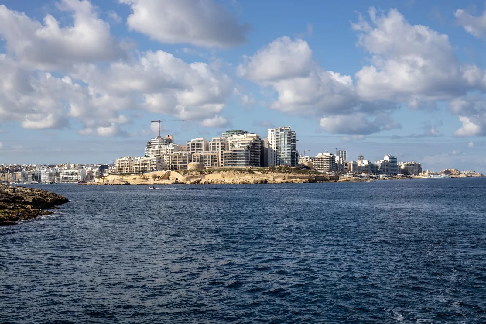Front de mer de Sliema à Malte vu depuis La Valette, quartier où se concentrent les écoles de langue anglaise