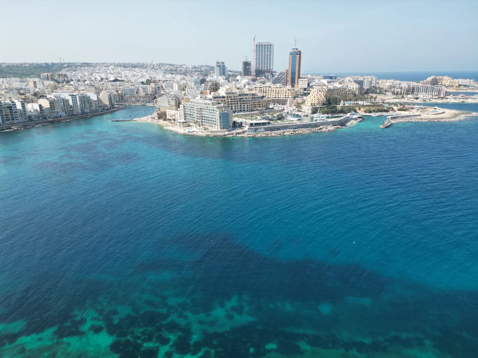 Vue aérienne de la côte de Sliema et de Tigné Point, face à St Julian's, Malte