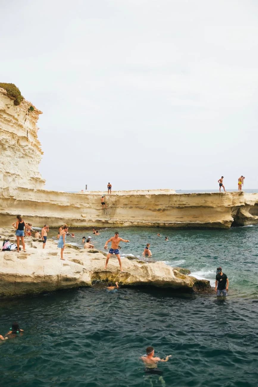 St Peter's Pool, piscine naturelle dans les rochers plats au sud de Malte, avec baigneurs