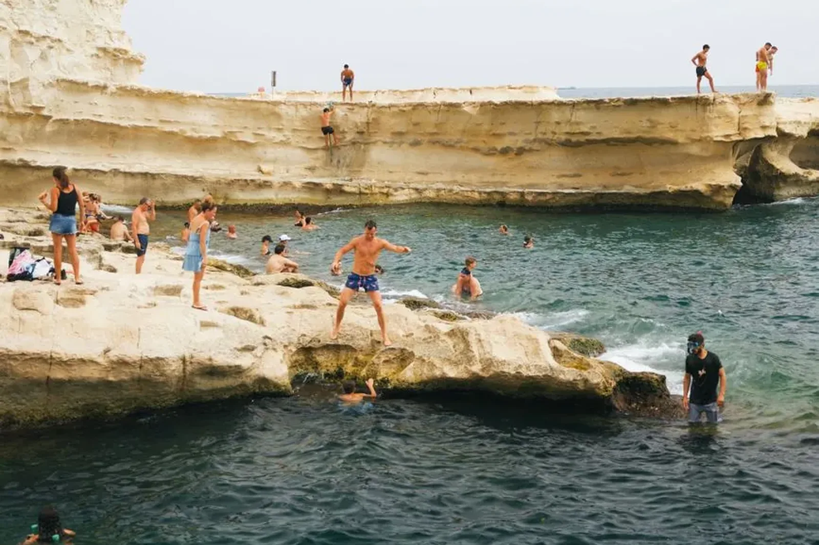 St Peter's Pool à Malte : baigneurs sur les terrasses de calcaire blanc et sauteurs sur la corniche