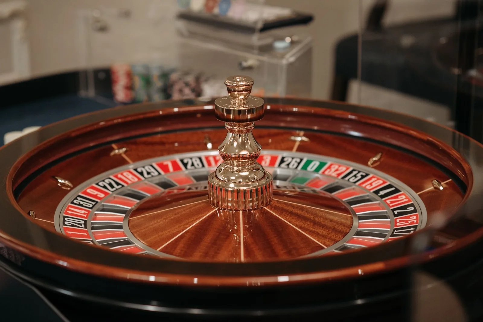 Roue de roulette de casino en gros plan, avec cylindre en bois verni et numéros rouges et noirs