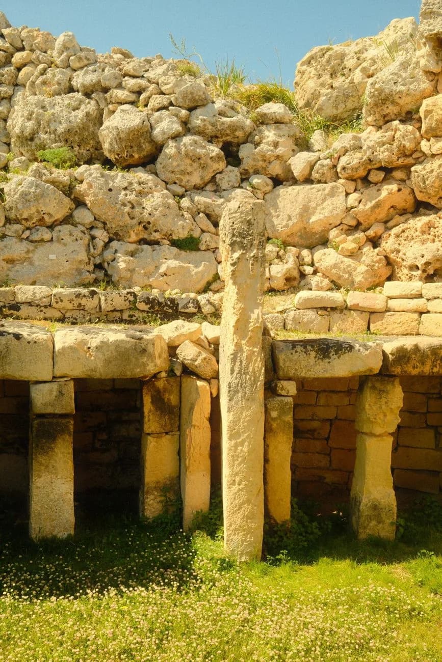 Blocs de calcaire d'un temple mégalithique maltais en extérieur, la même roche que celle où est creusé l'Hypogée de Hal Saflieni