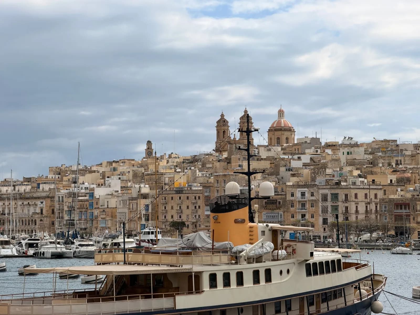 Le Grand Port de Malte vu depuis Birgu, avec les maisons de Senglea et la coupole de la basilique