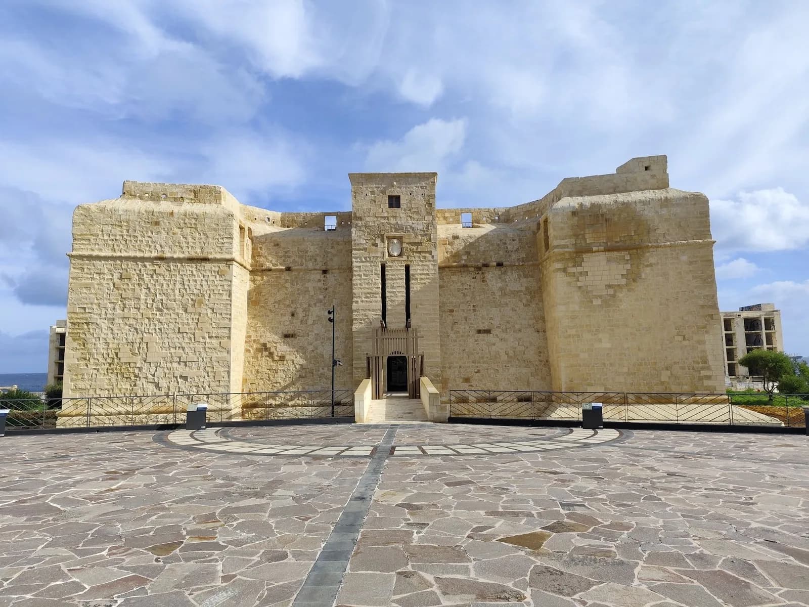 Tour fortifiée en pierre calcaire et sa place dallée à Marsaskala