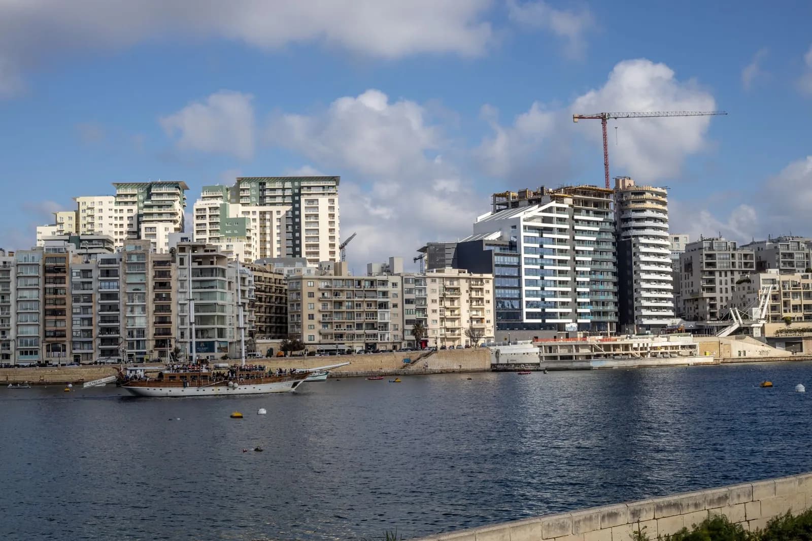 Immeubles de bureaux et tours résidentielles modernes sur le front de mer de Sliema à Malte