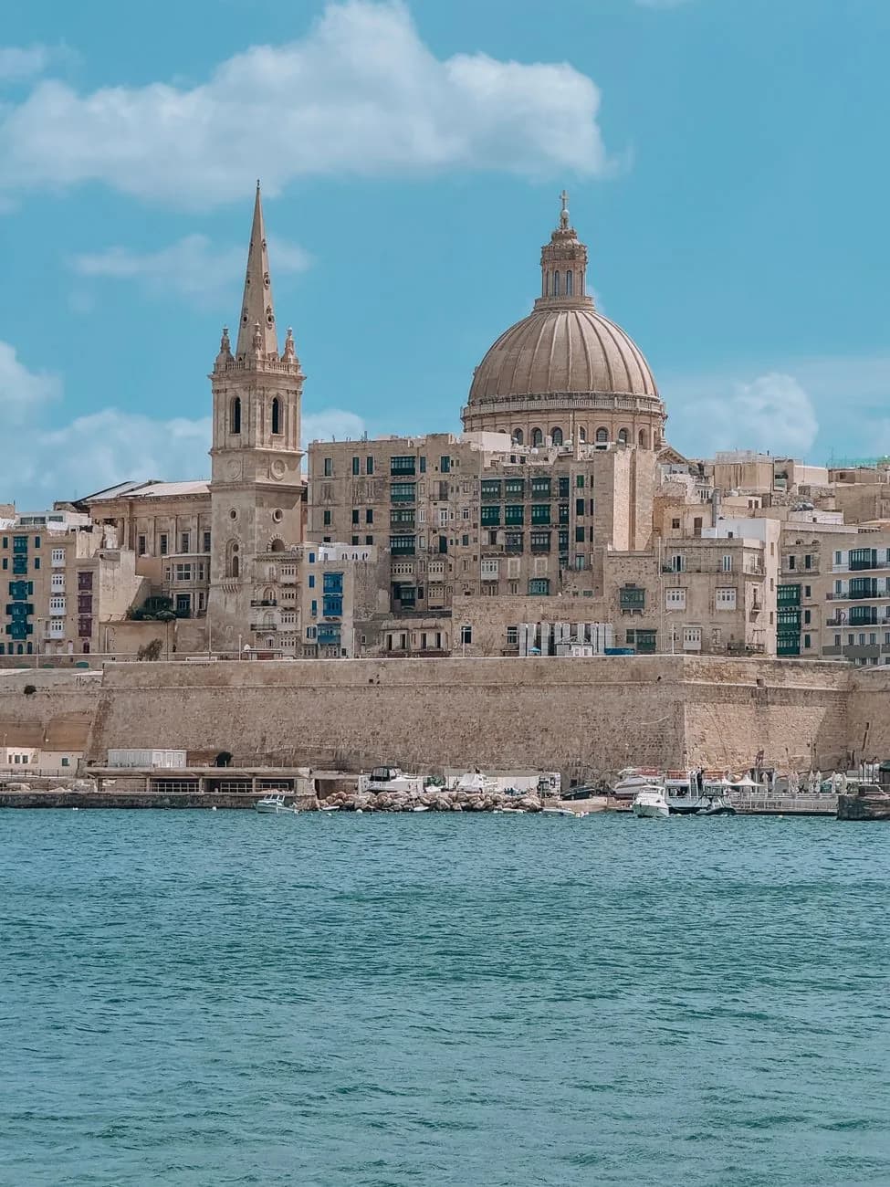 La Valette et le dôme de l'église du Carmel vus depuis Sliema, sous un ciel de fin d'été