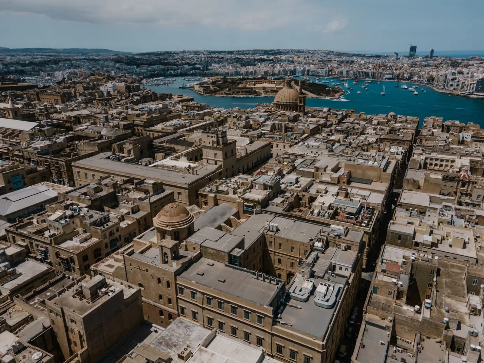 Vue aérienne de La Valette et du port de Marsamxett à Malte, avec les immeubles de bureaux de Sliema en arrière-plan