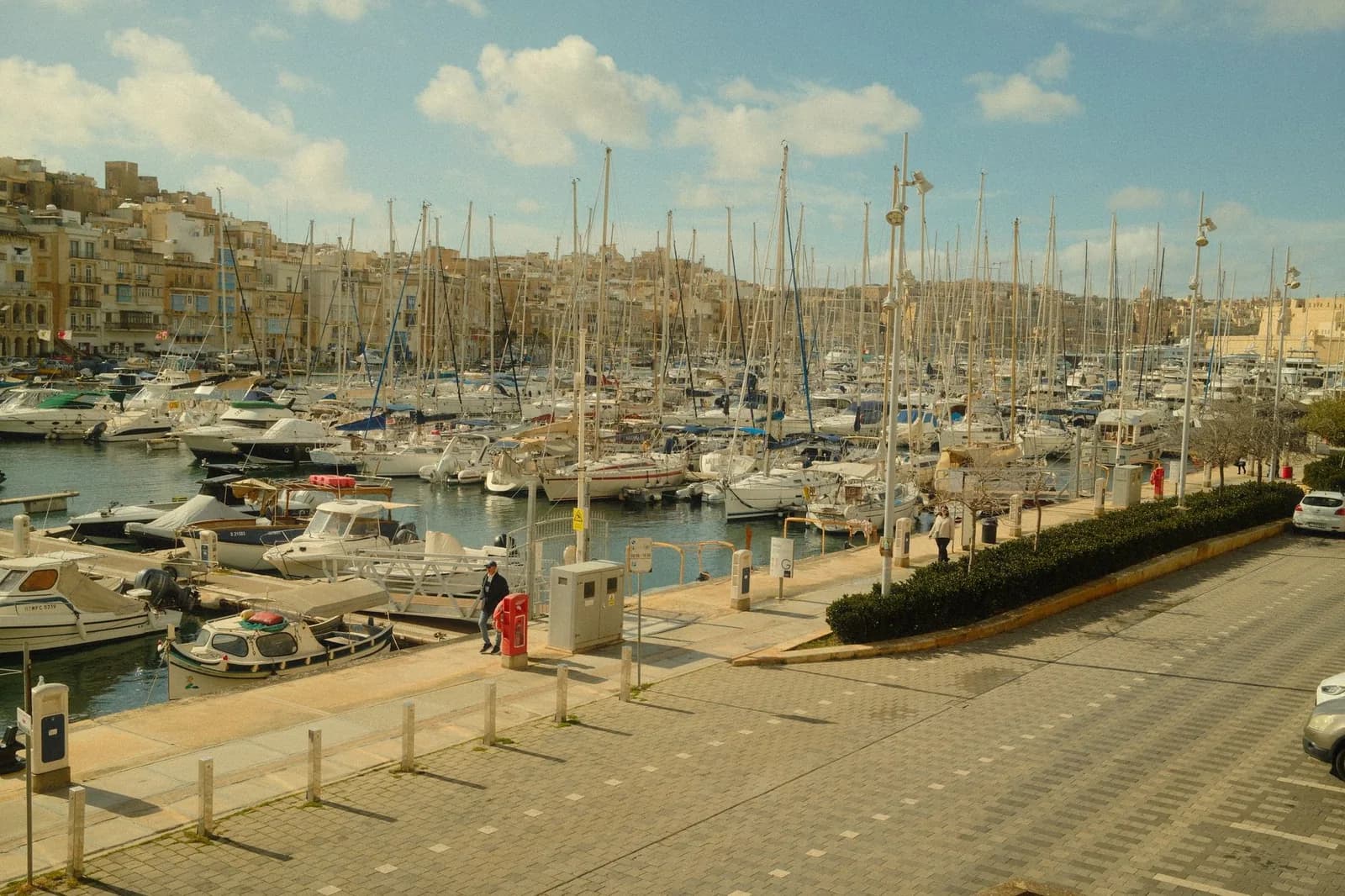 Marina de Malte aux quais bordés de voiliers et de yachts sous un ciel nuageux