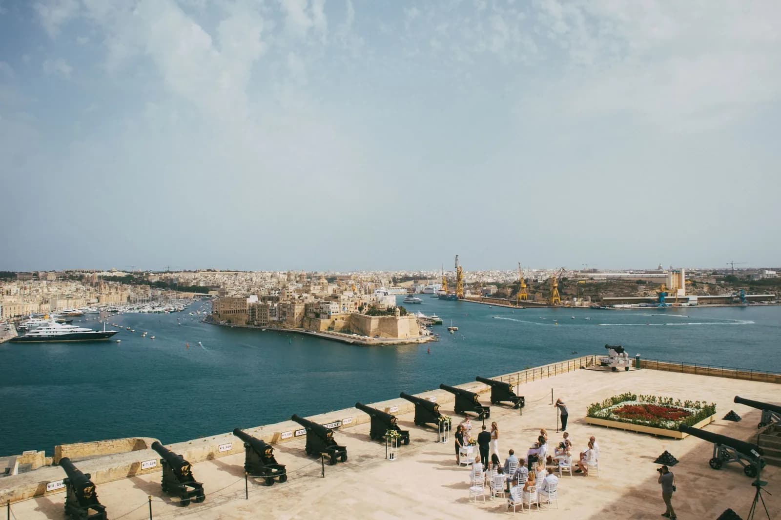 Vue depuis La Valette sur le Grand Harbour et le Fort Saint-Ange à Birgu, avec les canons de la Saluting Battery au premier plan